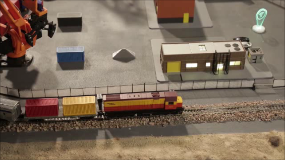 Carga y descarga de container, tren en movimiento